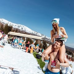 Nuevo récord mundial de descenso en bikini y bañador: 1761 personas bajando a la vez