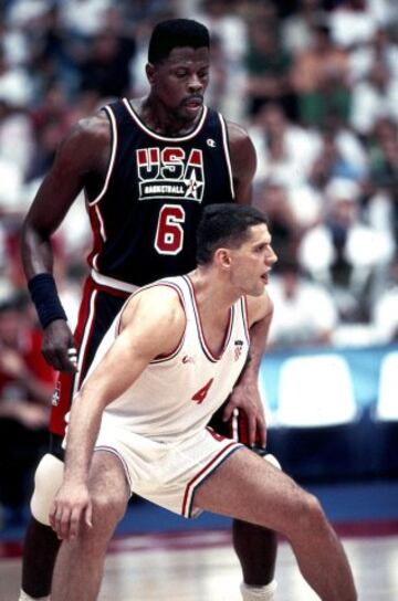 El 27 de julio de 1992 Croacia se enfrentó al 'Dream Team' de EE.UU. en la final de los Juegos Olímpicos de Barcelona 1992. Petrovic y su equipo consiguieron la plata.
En la imagen, Petrovic y Ewing.
