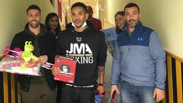 Jonathan Alonso y Sandor Martín visitaron junto con la Fundación Aladina a los niños enfermos de cáncer del Hospital Niño Jesús de Madrid para darles regalos y mostrar el lado más solidario del boxeo.