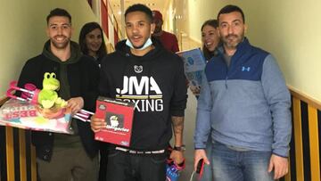 Jonathan Alonso y Sandor Mart&iacute;n visitaron junto con la Fundaci&oacute;n Aladina a los ni&ntilde;os enfermos de c&aacute;ncer del Hospital Ni&ntilde;o Jes&uacute;s de Madrid para darles regalos y mostrar el lado m&aacute;s solidario del boxeo.