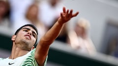 Spain's Carlos Alcaraz Garfia serves to Italy's Flavio Cobolli during their men's singles match on day two of the Roland-Garros Open tennis tournament at the Court Suzanne-Lenglen in Paris on May 29, 2023. (Photo by Anne-Christine POUJOULAT / AFP)