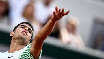 Spain's Carlos Alcaraz Garfia serves to Italy's Flavio Cobolli during their men's singles match on day two of the Roland-Garros Open tennis tournament at the Court Suzanne-Lenglen in Paris on May 29, 2023. (Photo by Anne-Christine POUJOULAT / AFP)