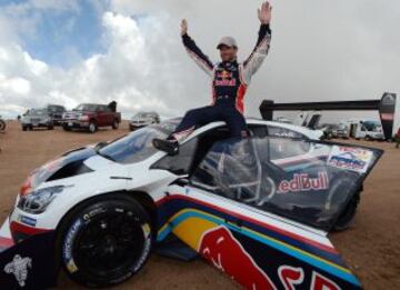 Sébastien Loeb destrozó el récord de la Pikes Peak International Hill Climb, la subida en cuesta más famosa del mundo, con un tiempo de 8:13,878. El piloto galo recorrió los 20 kilómetros y 156 curvas de la prueba a una media de 145 kilómetros por hora.