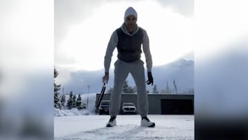 Federer vuelve a entrenar sobre el hielo con 'fail' al final