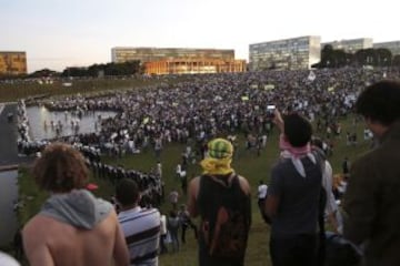 Las protestas continúan en el país suramericano dejando decenas de heridos y una multitud que grita contra las políticas actuales. Manifestantes frente al Congreso Nacional en Brasilia.