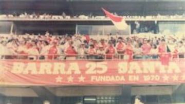Barra 25 de Santa Fe en el estadio El Camp&iacute;n de Bogot&aacute;