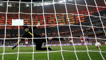 3-0. Eden hazard marc¨® el tercer gol de penalti.