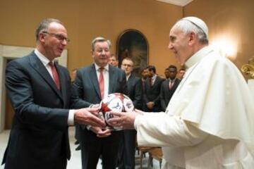 El Papa Francisco recibe un balón de manos del presidente del Bayern, Karl-Heinz Rummenigge.