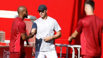 Marcao saluda a Lopetegui en el inicio de un entrenamiento del Sevilla esta semana.