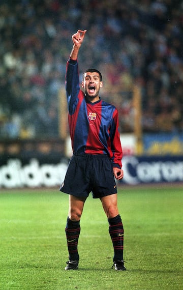 El jugador catalán vistió la camiseta blaugrana once temporadas desde 1990 hasta el 2001. El dorsal '10' lo llevó en la 91/92. 