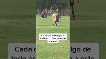 Niño con una prótesis en la pierna se vuelve viral por jugar futbol