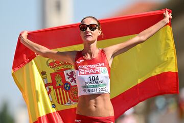 La otra alegr¨ªa lleg¨® por parte de la catalana Raquel Gonz¨¢lez consiguiendo la plata en los 35 km marcha.