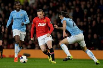 Wayne Rooney ante Demichelis.