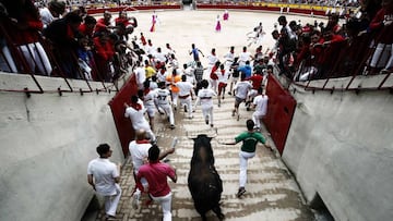 Los toros de la ganader&iacute;a gaditana de N&uacute;&ntilde;ez del Cuvillo entran a la Plaza de Toros de Pamplona en el s&eacute;ptimo encierro de los Sanfermines 2017.