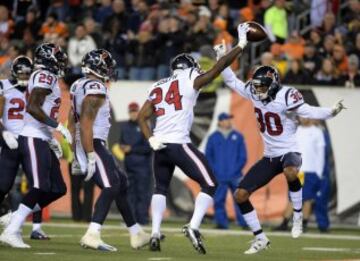 Las defensas fueron las grandes protagonistas del encuentro, maniatando a los tres quarterbacks. En la imagen, cornerback Johnathan Joseph, el safety Andre Hal (29), el defensive back Darryl Morris (21) y el rookie Kevin Johnson (30) celebran una intercepci¨®n.