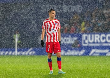 El último día del mercado de fichajes. El Atleti hizo oficial el fichaje del lateral izquierdo, cedido por el Tottenham Hotspur. Un fichaje que no gustó a la afición por su formación madridista. Varias lesiones le impidieron mostrar su talento en el Metropolitano y solo jugó 12 partidos, 3 de ellos como titular en su etapa como rojiblanco.