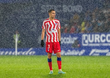 El último día del mercado de fichajes. El Atleti hizo oficial el fichaje del lateral izquierdo, cedido por el Tottenham Hotspur. Un fichaje que no gustó a la afición por su formación madridista. Varias lesiones le impidieron mostrar su talento en el Metropolitano y solo jugó 12 partidos, 3 de ellos como titular en su etapa como rojiblanco.