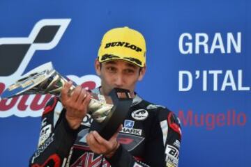 Johann Zarco celebra la victoria en Moto2 en el podio.