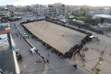 Un grupo de palestinos juega al fútbol en un campo de arena en Rafah, antes de romper el ayuno por el Ramadán, ante la mirada de un gran número de espectadores. Rafah es una localidad próxima a la frontera de Egipto. Es la capital de distrito de la Gobernación de Rafah, situada a 30 kilómetros al sur de la ciudad de Gaza.