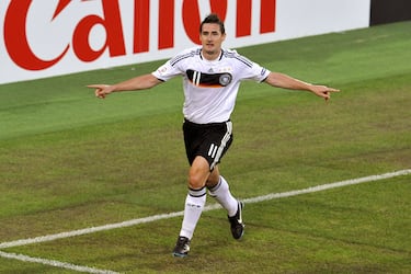 16 goles en 3 participaciones.    