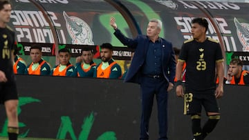 OAKLAND (United States), 07/09/2025.- Mexico head coach Javier Aguirre (C), gestures to his team during the first half of the friendly soccer match between Japan and Mexico in Oakland, California, USA, 06 September 2025. (Futbol, Amistoso, Japón) EFE/EPA/D. ROSS CAMERON