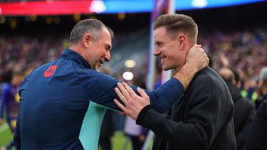 Hansi Flick saluda a Ter Stegen. 



