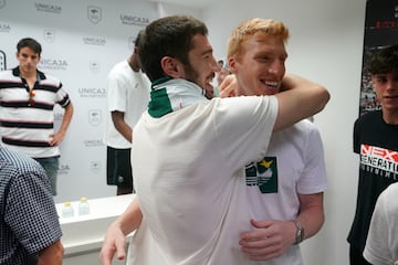 Brizuela se abraza con su amigo Alberto Díaz.