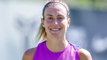 Alexia Putellas posa con el trofeo a mejor jugadora de la temporada de Sofascore.