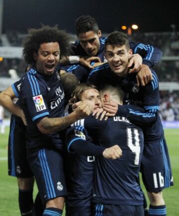 Los jugadores celebran el gol de la victoria de Luka Modric.