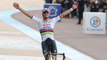 Mathieu Van Der Poel celebrate su victoria en el velódromo de Roubaix.