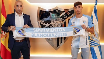 David Larrubia posa junto a Manolo Gaspar con la bufanda y la camiseta del Málaga.