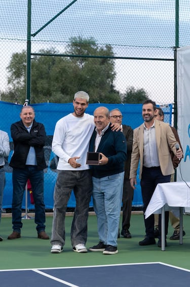 Carlos Alcaraz compartió esta distinción con los chicos y chicas del club, acompañado por el presidente y por su padre.