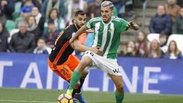 Dani Ceballos y Montoya durante el Betis vs Valencia de LaLiga Santander