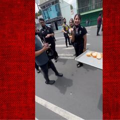 ¡Excelente servicio! Dan bolillos en la calle para el susto por el sismo