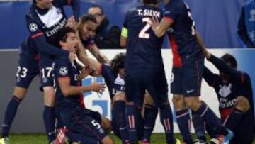 El PSG celebra el gol de Cavanni que permite al conjunto franc&eacute;s clasificarse como primera de grupo.