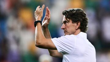 Thomas Frank, entrenador del Tottenham, agradece el apoyo a los aficionados tras la final de la Supercopa de Europa.