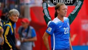 BANQUILLO. Abby Wambach no estuvo en el once inicial. La capitana saltó al césped en el minuto 68. Mientras, Pia Sundhage entrenadora de Suecia ( al fondo de la imagen) supo contrarrestar a EE UU gracias a una brillante táctica.