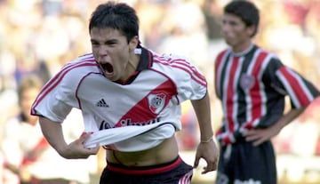 El jugador River Plate Javier Saviola celebra la consecución del gol que dió la victora a su equipo ante Chacarita durante el partido del Torneo Clausura disputado hoy en el Monumental de Buenos Aires.