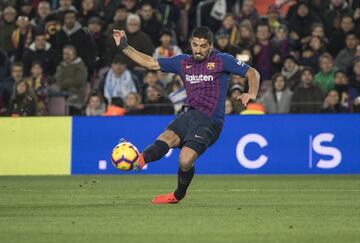 El jugador del Barcelona Luis Suárez marca el 1-0 al Eibar. 