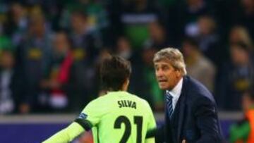 Pellegrini da instrucciones a David Silva en medio del partido.