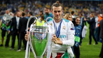 Gareth Bale posa con la 13º Champions conquistada por el Real Madrid en Kiev ante el Liverpool el pasado mes de mayo.
