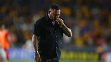 Toluca's Argentinian coach Antonio Mohamed gestures during the Liga MX Clausura tournament semi-final firts leg football match between Tigres and Toluca at the UANL University Stadium in San Nicol�s de los Garza, Nuevo Leon state, Mexico on May 14, 2025. (Photo by Julio Cesar AGUILAR / AFP)