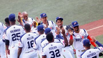 AME5847. GUADALAJARA (MÉXICO), 10/11/2024.- Jugadores de Panamá celebran su triunfo ante Venezuela este domingo en un juego del Premier 12 de la Confederación Mundial de Béisbol y Sóftbol (WBSC) realizado en el Estadio Panamericano de Béisbol, en Guadalajara, Jalisco (México). EFE/Francisco Guasco