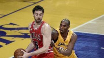 Kobe Bryant trata de parar a Pau Gasol.