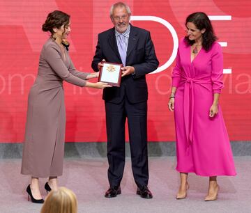 La presidenta de la Comunidad de Madrid, Isabel Díaz Ayuso (i), entrega la Gran Cruz de a Orden del Dos de Mayo a la directora general de la Fundación Ortega-Marañón, Lucía Sala (d), y al director de la Revista de Occidente, Fernando Rodríguez Lafuente (c), en representación de la Revista de Occidente.