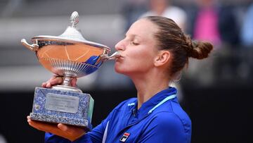 Tennis Italian Open
 
 19 May 2019, Italy, Rome: Czech tennis player Karolina Pliskova kisses the trophy after defeating British Johanna Konta during their women&#039;s singles final match of the 2019 Italian Open tennis tournament. Photo: Alfredo Falcone