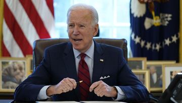 El presidente Joe Biden firma una serie de órdenes ejecutivas sobre atención médica, en la Oficina Oval de la Casa Blanca, el jueves 28 de enero de 2021 en Washington.