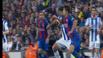 Luis Suárez le propina un codazo a Navas.