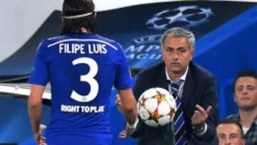 Mourinho le entrega la pelota a Filipe Luis durante un partido del Chelsea.