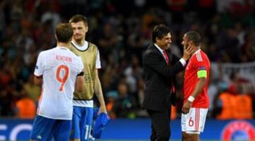 El entrenador Chris Coleman y Ashley Williams celebran el 0-3 ante Rusia.